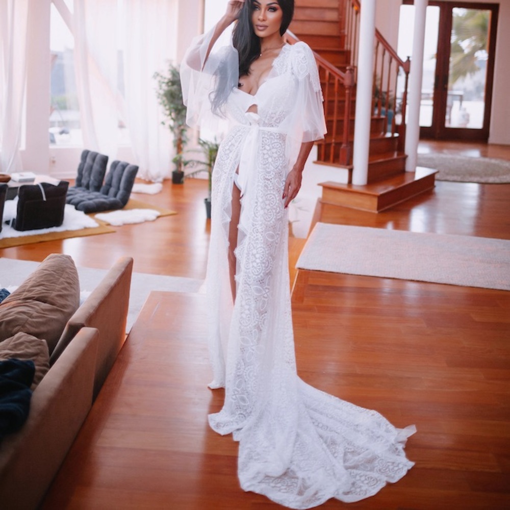 Luxury lace bridal robe